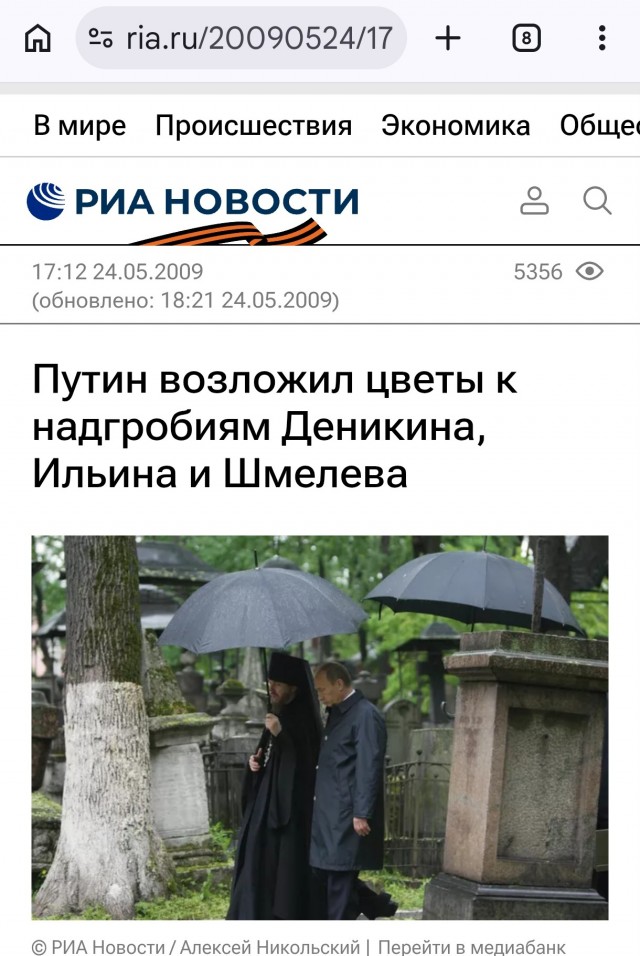 В Харькове  люди несут цветы к мемориалу погибшим советским воинам
