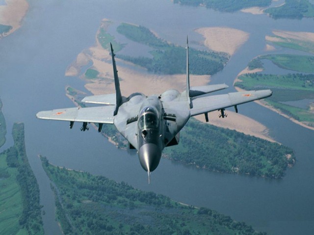 Прикольный кот умывается в раковине