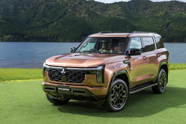 Новый Pajero выходит на рынок Японии по цене от 6 193 000 иен (около 3,2 млн рублей).