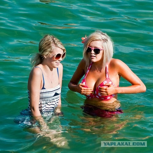 По-разному холодная вода "действует" на девушек