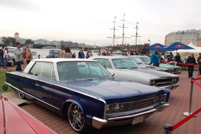 Авто Вернисаж на Неве.