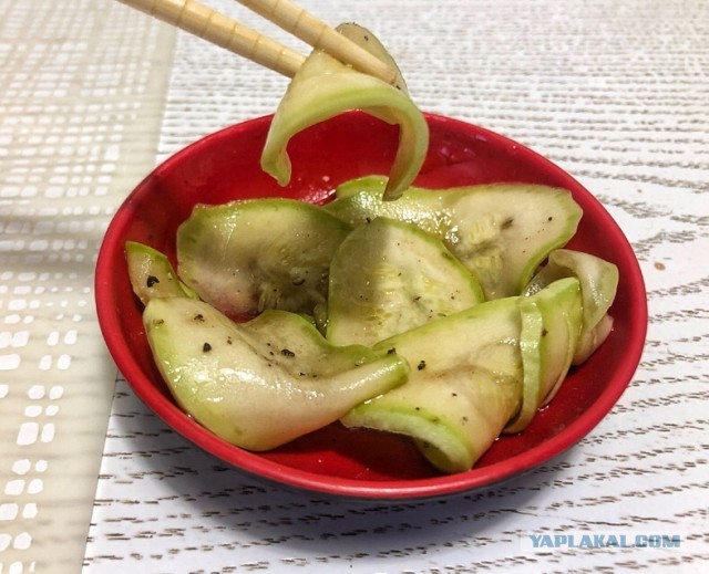 Пикантный салат из кабачков.