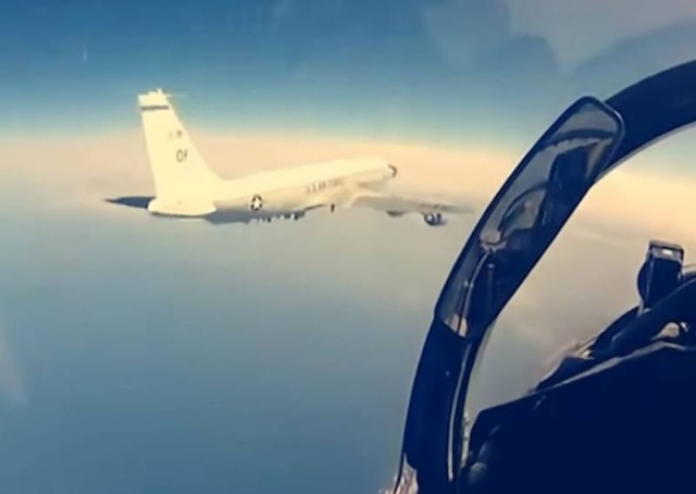 Су-35С ВКС РФ сопровождают американский самолет разведки Е-8