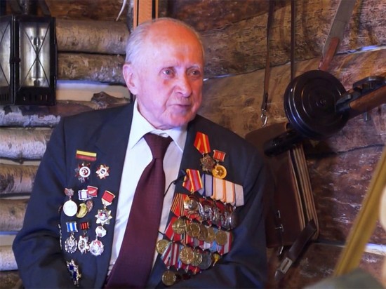 Мошенники обокрали ветерана, которого Путин укрыл плащом на Параде Победы