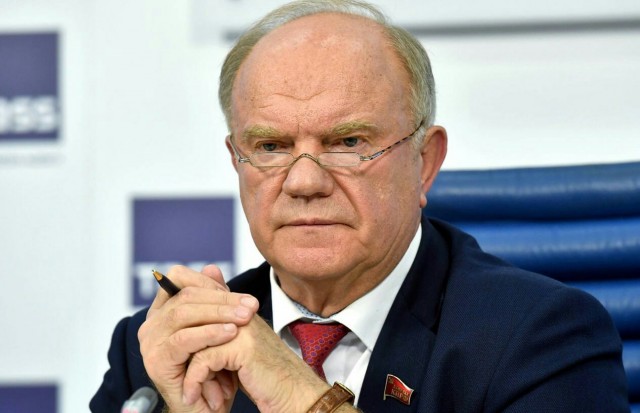 Геннадий Зюганов назвал снятие законопроекта о введении QR-кодов на транспорте заслугой КПРФ.