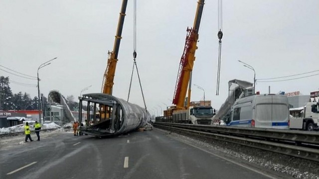 Горьковское шоссе в Московской области перекрыто в обе стороны движения. Грузовик открытым кузовом опрокинул мост