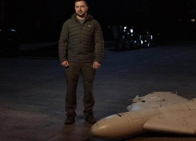 Трехметровый Зеленский доминирует над Геранью