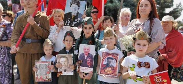 В Ташкенте на территории мемориального комплекса «Братские могилы» сегодня состоялось шествие «Бессмертного полка».