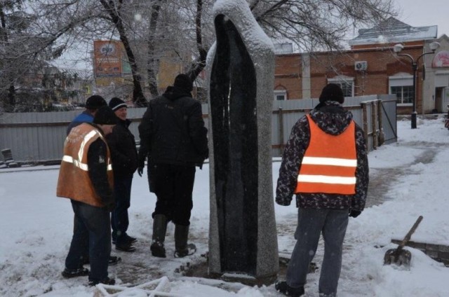 «Стальной парень со стальным характером». В Пермском крае установили памятник лыжнику, которого местные посчитали мужем Алёнки