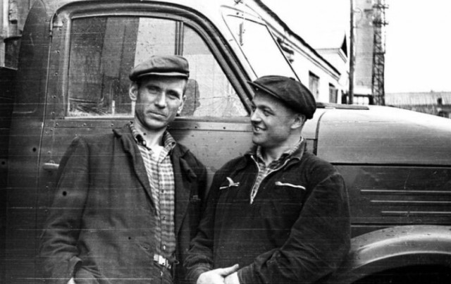 Зачем водители в СССР вешали в автомобиле портреты Есенина, Высоцкого и Сталина - Русская семерка