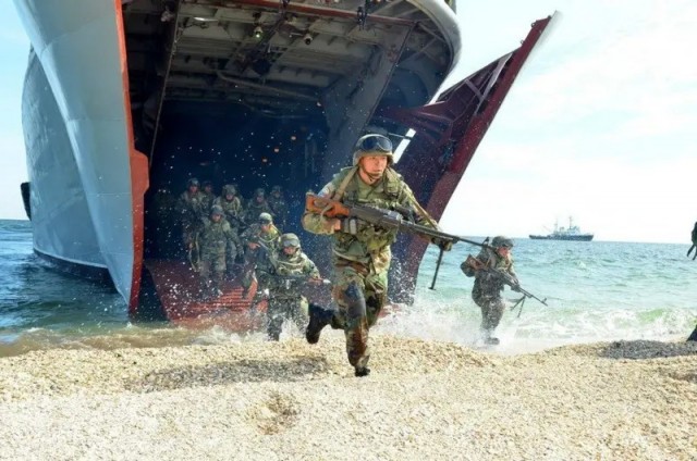 Семьи американских моряков с авианосцев USS Tripoli и USS Abraham Lincoln сообщают о критической нехватке продовольствия