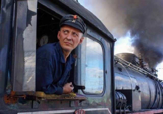 Почему будка машиниста расположена сзади, а не спереди паровоза