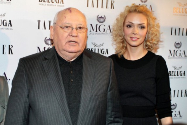 Наина Ельцина не считает 90-е лихими...рукалицо
