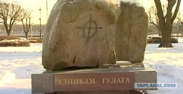 Россия, XXI век. Сталину несут цветы
