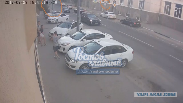 Молодая парочка сделали эффектное фото на капоте БМВ