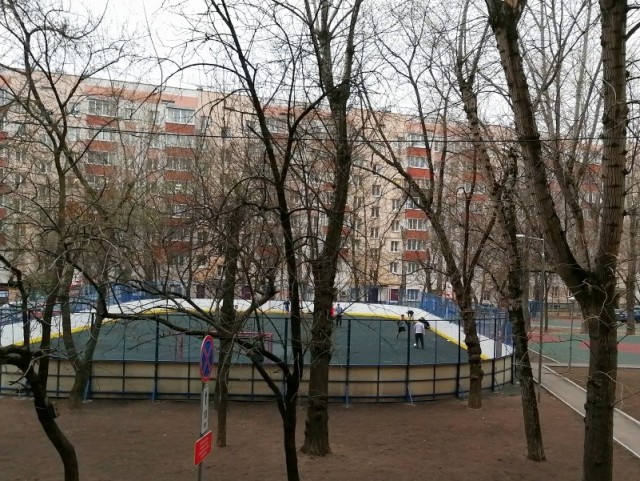 Давайте фото у кого какой вид из окна на оживленные улицы городов в настоящий момент