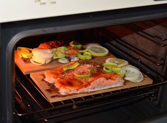 Кулинария: Камчатская семга на кедровой дощечке.