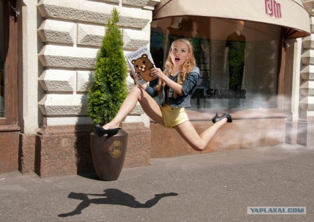 Фотожаба: Читает журнал на лету