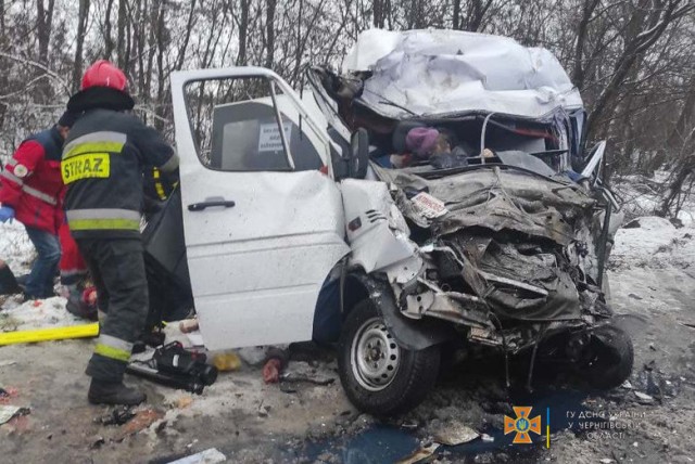 В результате жуткого ДТП с грузовиком и маршруткой под Черниговом погибло 11 человек На месте ведутся спасательные работы