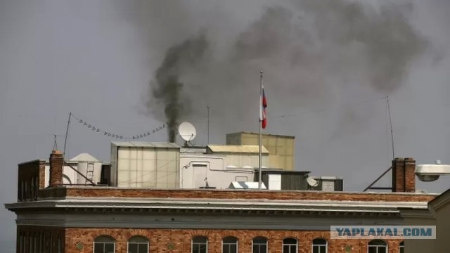 Над посольством России в Киеве поднимается дым