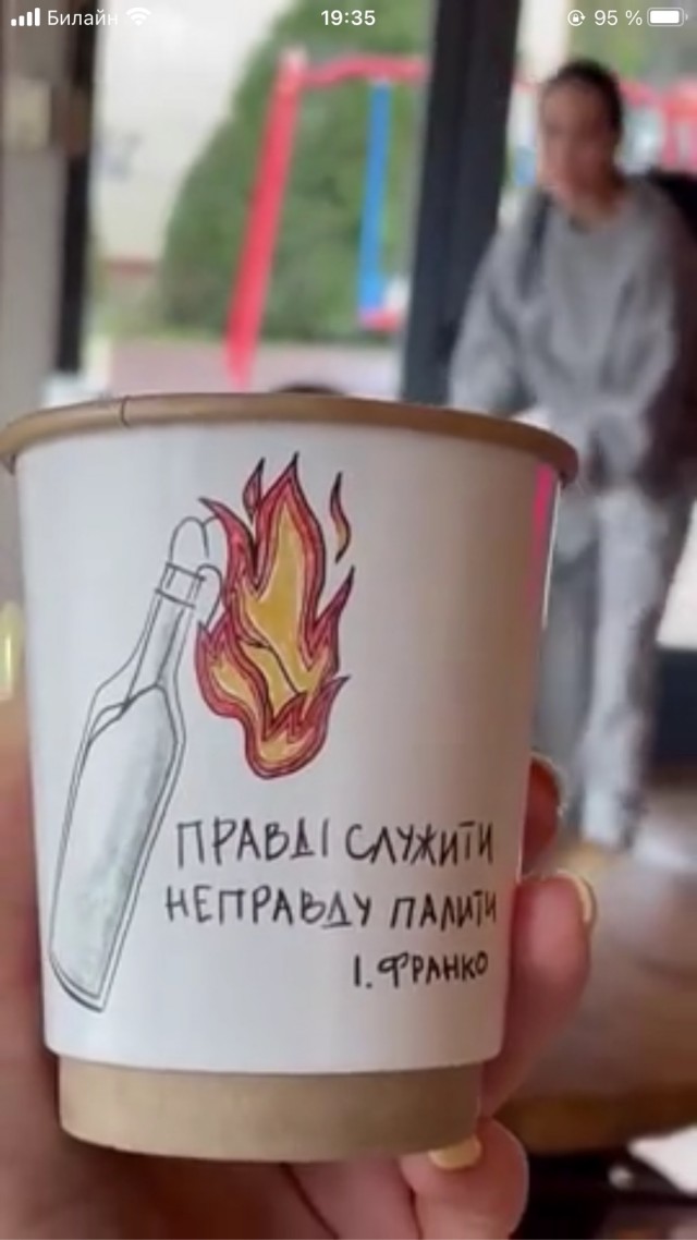 Ничего необычного, просто Анджелина Джоли пришла в кофейню во Львове
