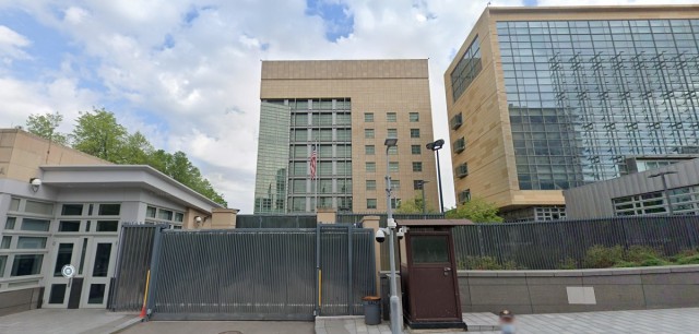 Посольство США в Москве пропагандирует.