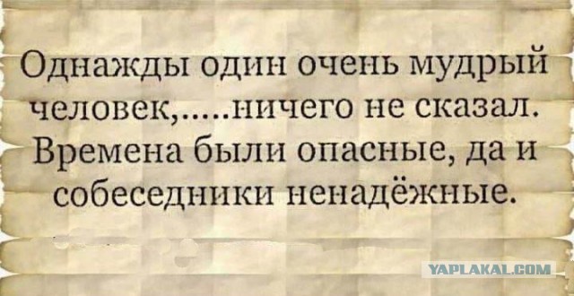 Фото педиатра Надежды Буяновой, стоящей в своей квартире после обыска.