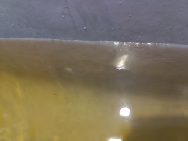 Коммунальщик показал трубу водоснабжения в одной из многоэтажек