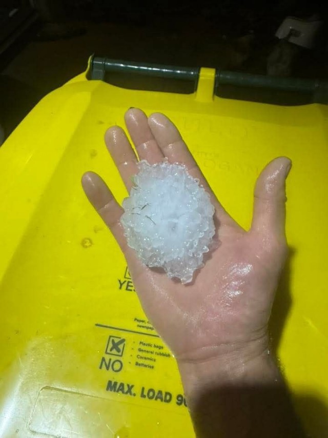 Гигантский град размером с ладонь выпал во время тропического шторма в Австралии