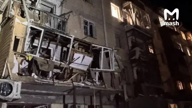 Девять человек пострадали из-за врезавшегося в пятиэтажку всушного дрона в Севастополе. Среди раненых — трое детей.