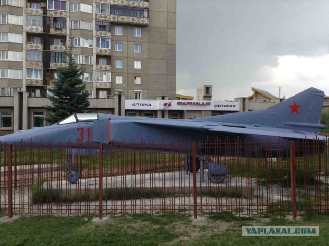 Самолет во дворе