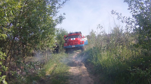 Поезд мчится сквозь горящий лес в Хабаровском крае