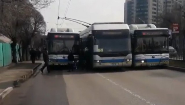 «Змей Горыныч» полностью блокировал движение по улице в Новосибирске