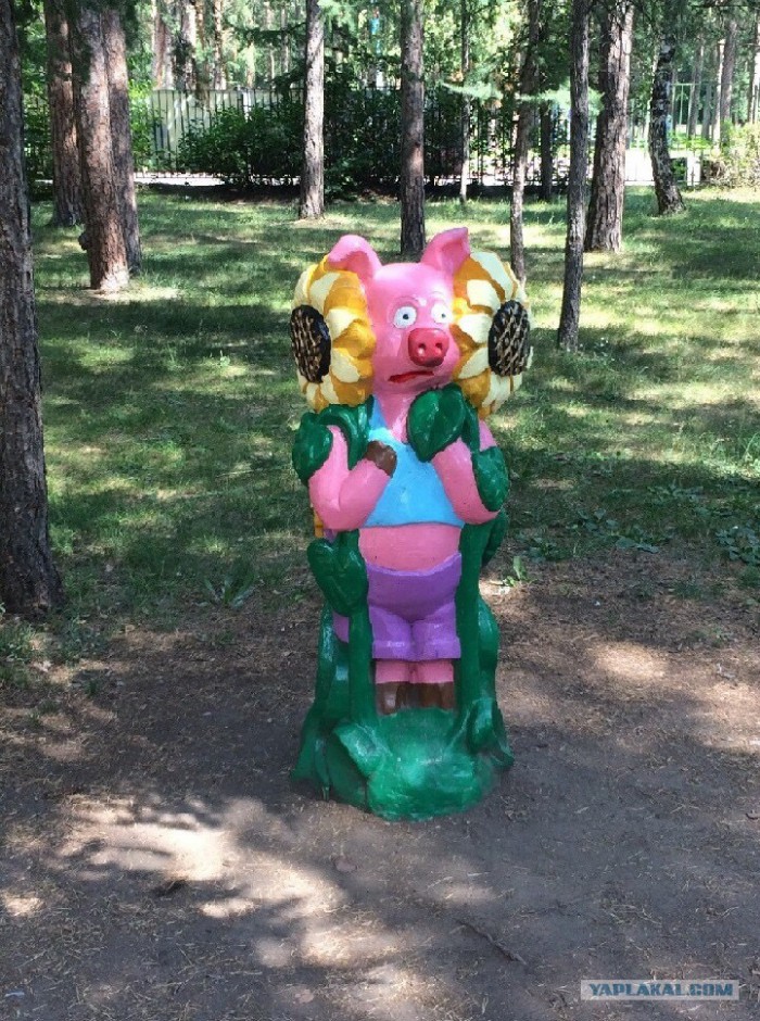 Скульптура "Маша и медведь перед лицом Апокалипсиса"