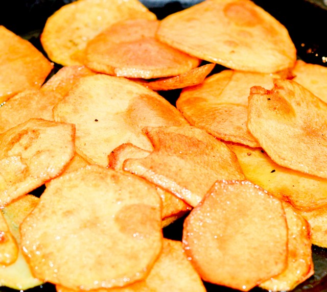 Быстрый стейк на сковородке с картофаном и хлебом.