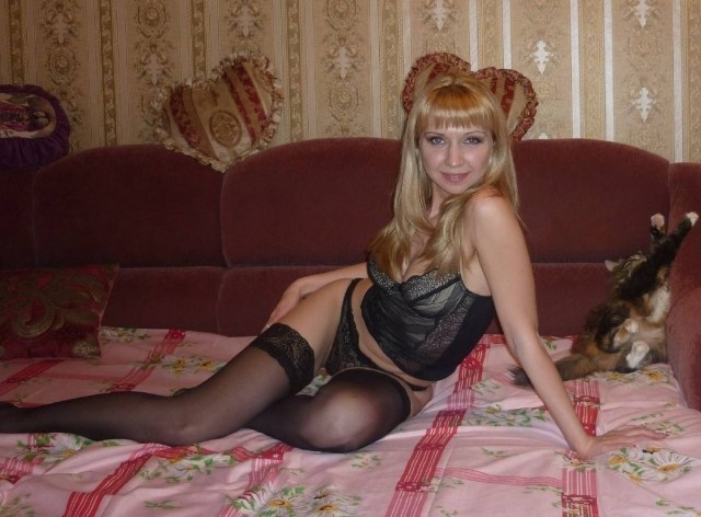 В чужую жену бес ложку меда кладет