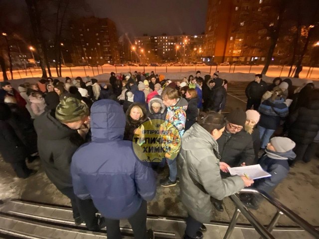 Около лицея в Химках, где пятиклассница нанесла больше 100 ножевых ранений своей однокласснице, стихийное собрание людей