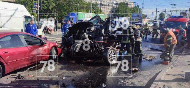 Шестнадцать человек пострадали столкновении 12 авто в Санкт-Петербурге
