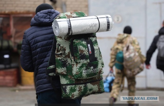 «Нас просто-напросто обманули»: челябинцев, рвущихся в зону СВО, отправили собирать тумбочки и кровати