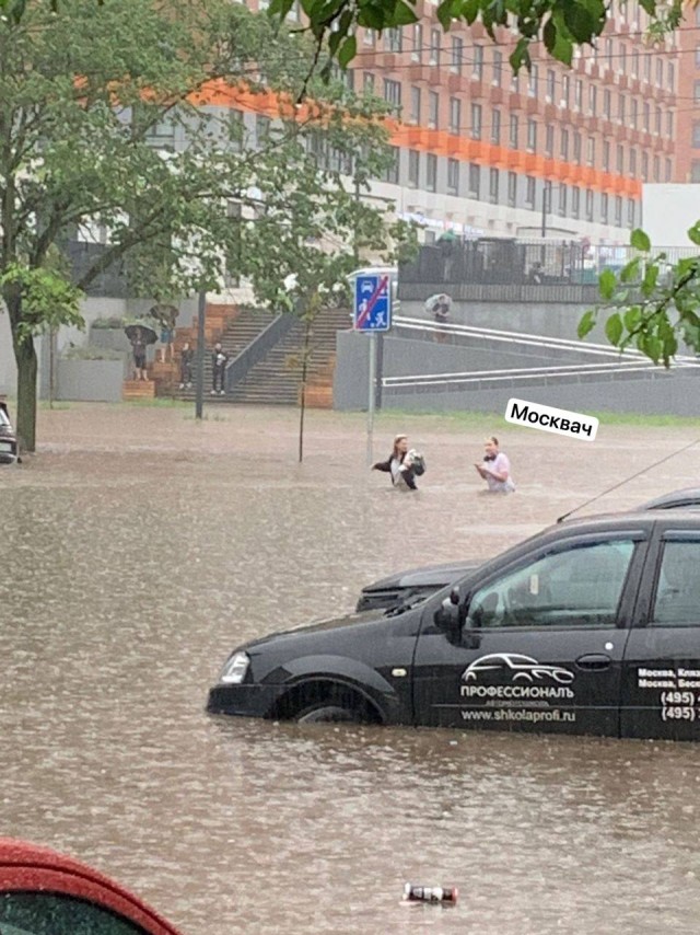 Москву снова затопило. Деревья повалило. В небе молнии