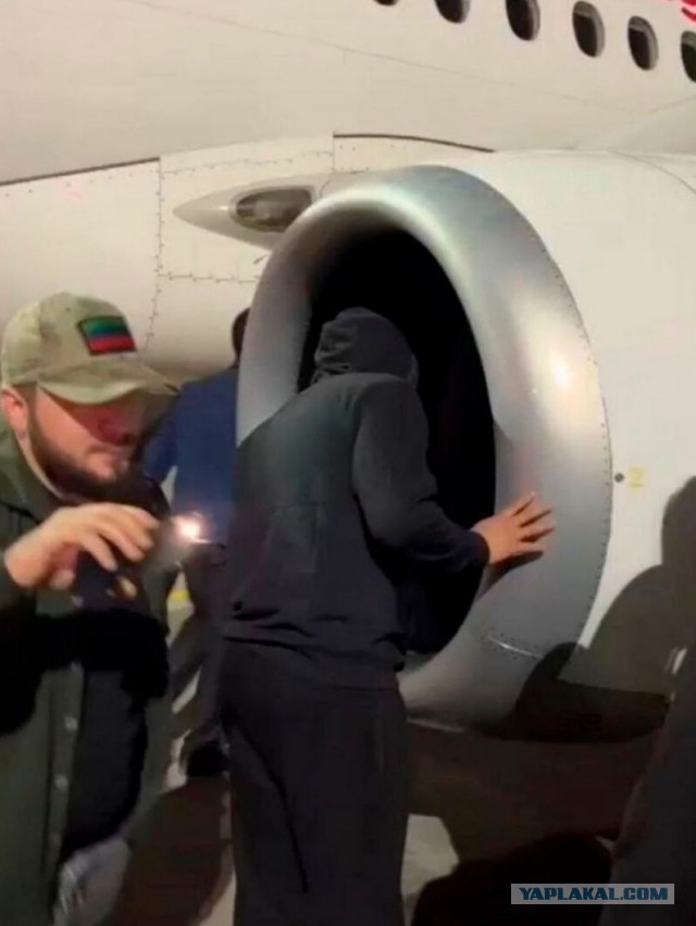У Суперджета «Азимута» при взлёте из Москвы отвалился капот двигателя