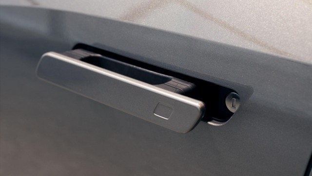 В Китае готовят запрет на выдвижные дверные ручки в автомобилях