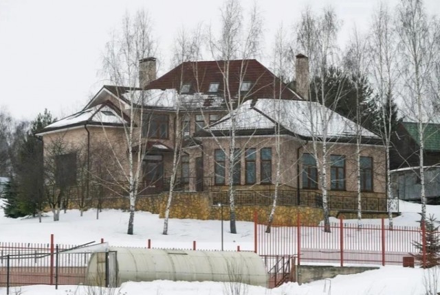 Лариса Долина не пускает Полину Лурье в квартиру, которую она отсудила.