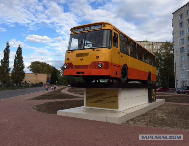 Памятник "Ветерану дорог" ЛиАЗ-677"