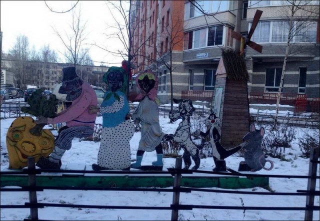 18 странных скульптур на детских площадках, которые невозможно забыть