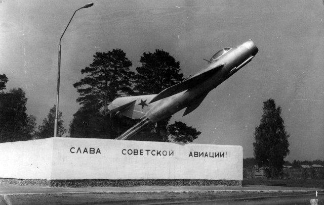 Самолет во дворе