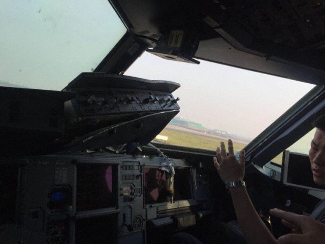 Армагеддон в твоём окне: китайский пилот посадил самолет с разбитым стеклом