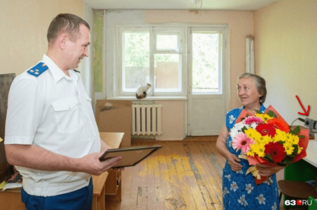 «Скинулись и купили»: прокурор и глава отдела полиции наведались к маме девятерых