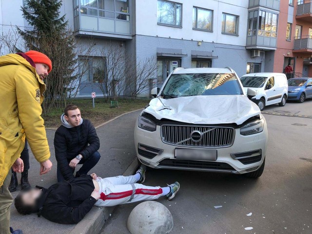 В Петербурге молодой человек упал с 16-го этажа и выжил! В тяжелом состоянии его увезли на скорой