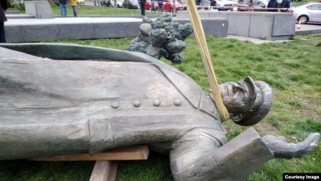 В Праге снесли памятник Коневу